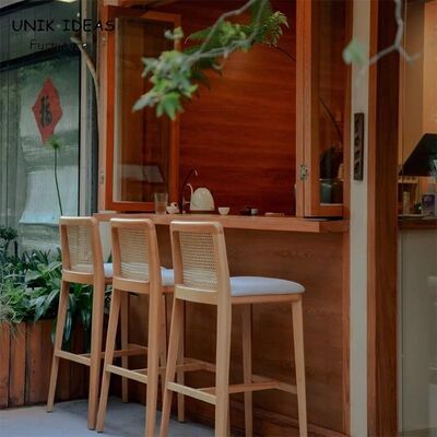 Prezzo buono Nordic Modern Coffee Shop Front Counter Bar alto Scaffale Giardino Cortile Creativo In Legno Massello Sedia da Bar in Rattan in linea